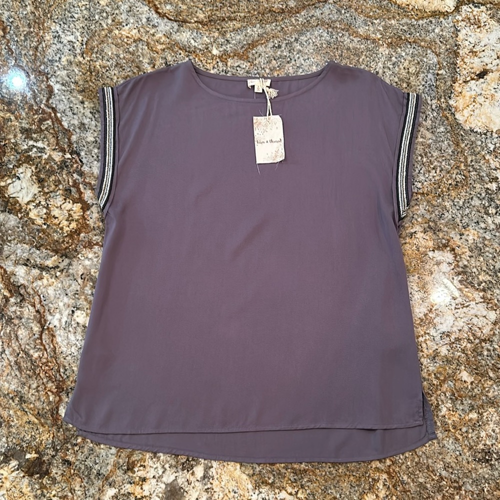 Hem & Thread NWT Short Sleeve Lightweight Top with Beaded Accent Trim Size Small